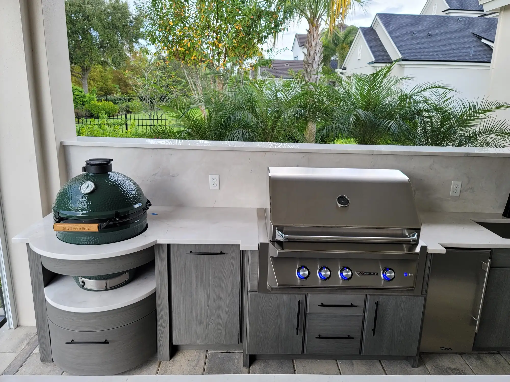The raised backsplash and stucco enclosure matched to the home in Orlando, FL