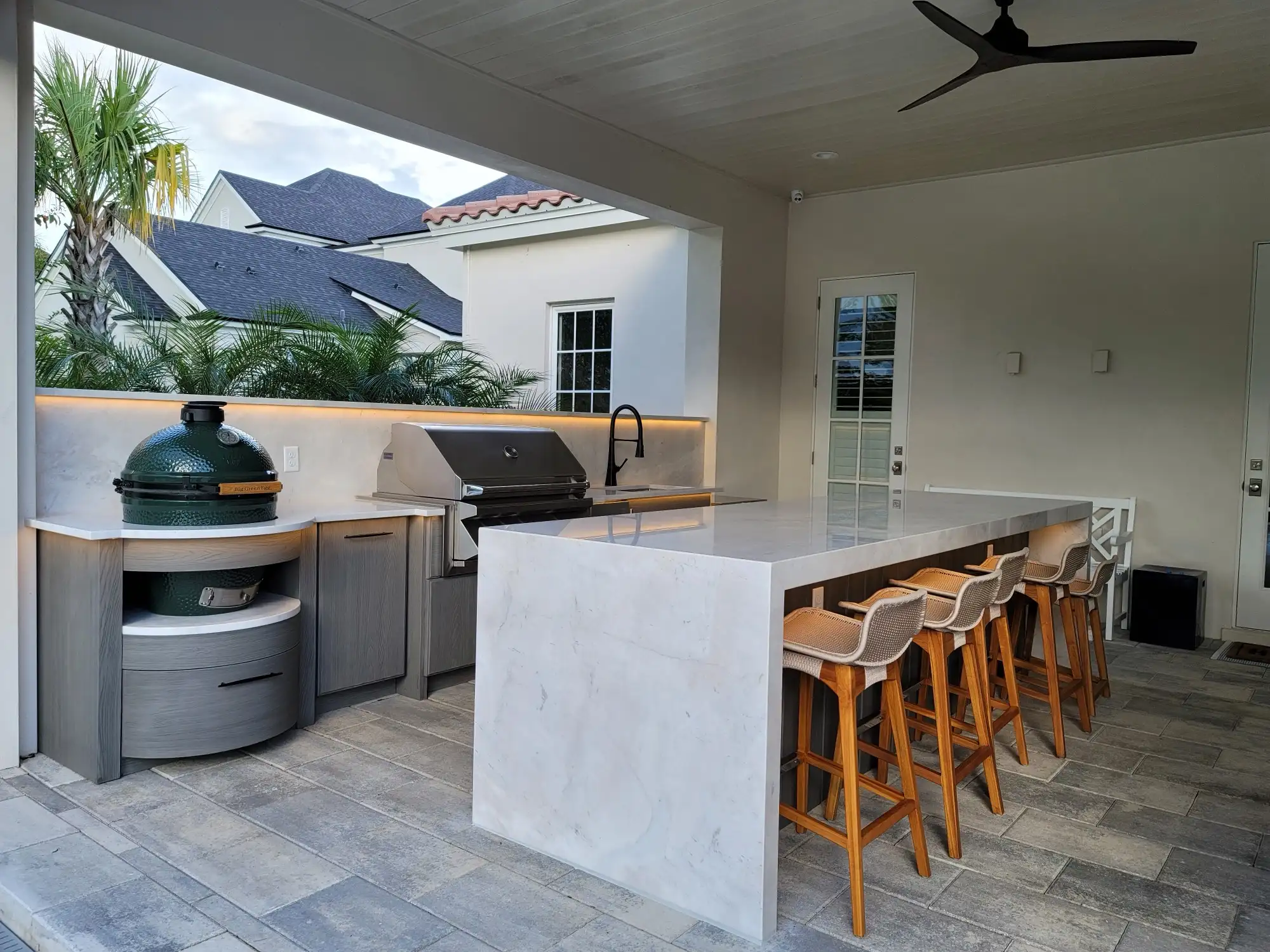 The countertop seating area on the open lanai in Baldwin Park, Orlando, FL