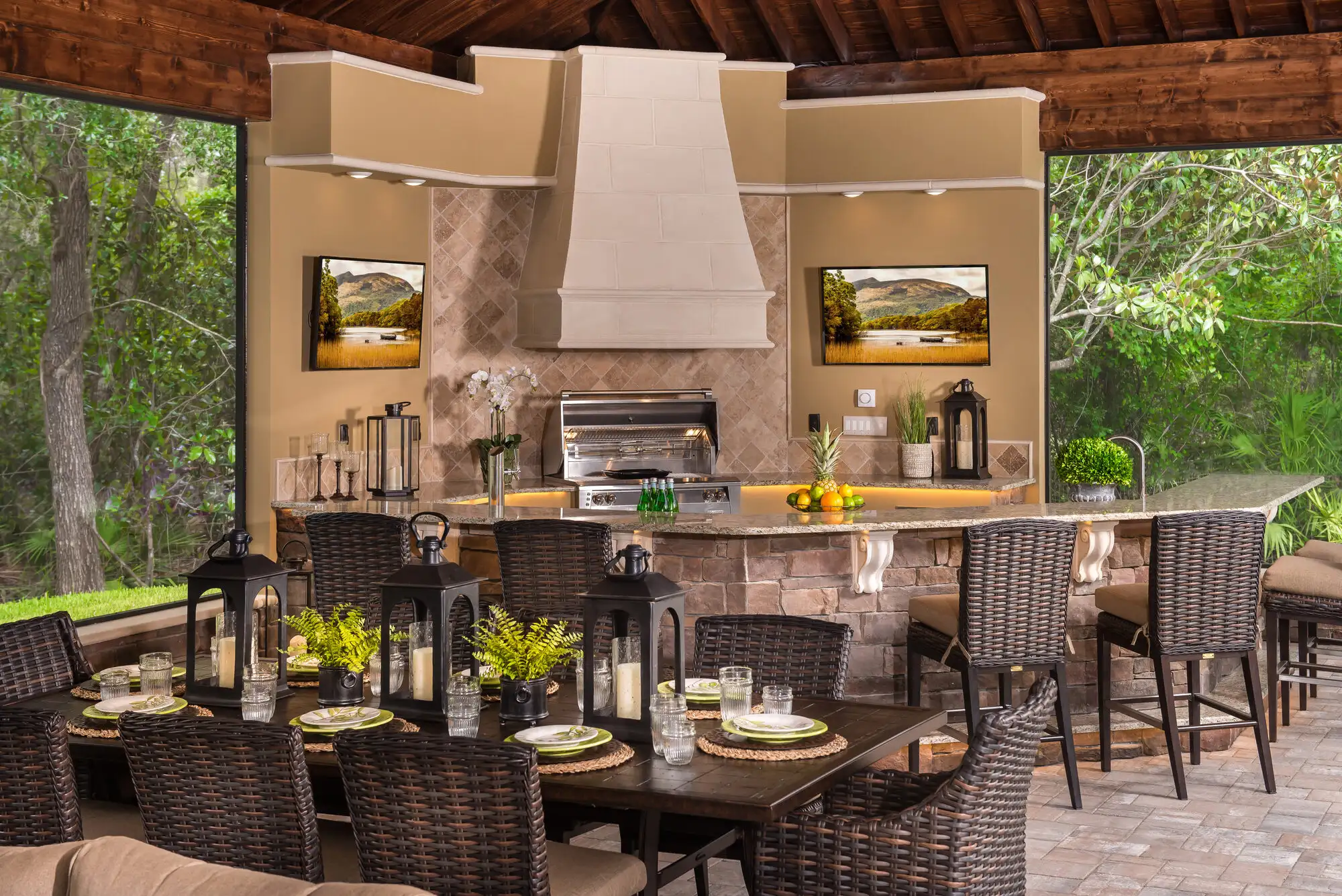 Outdoor dining set at the Patio Style showroom